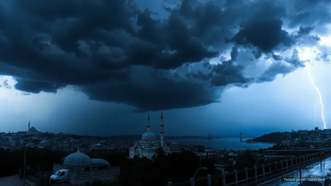 İstanbul silueti üzerinde fırtına bulutları ve şimşek - 9 Temmuz sağanak uyarısı