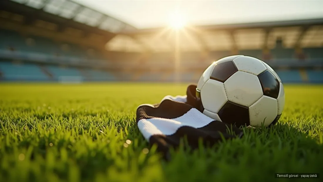 Beşiktaş transferi İlhan Fakılı — siyah-beyaz atkı ve futbol topu stadyum çiminde