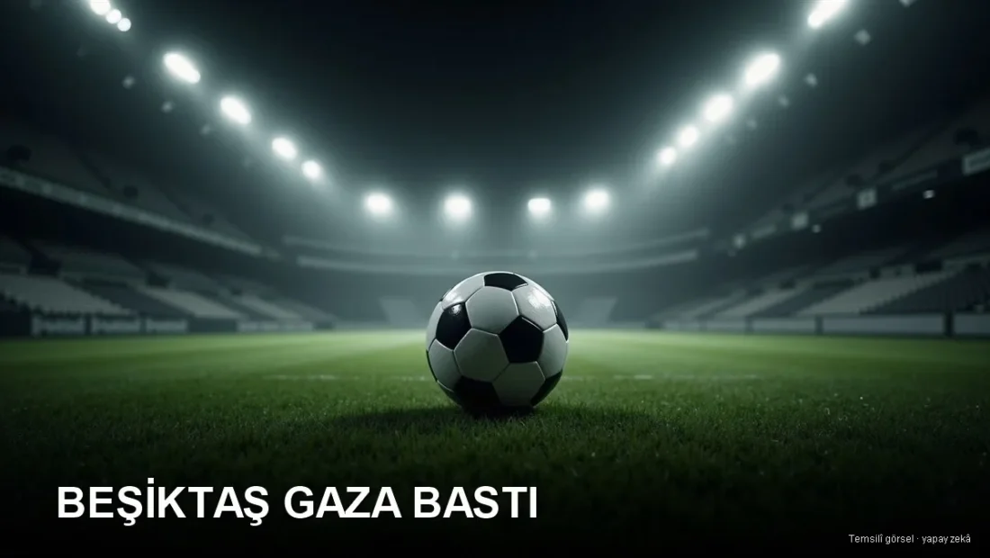 Siyah-beyaz gece stadyumunda saha ortasındaki top — Beşiktaş transfer gündemi