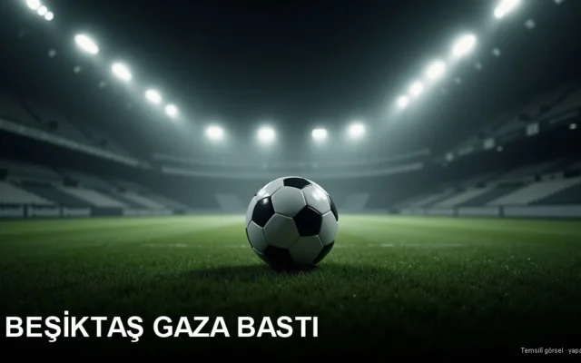 Siyah-beyaz gece stadyumunda saha ortasındaki top — Beşiktaş transfer gündemi