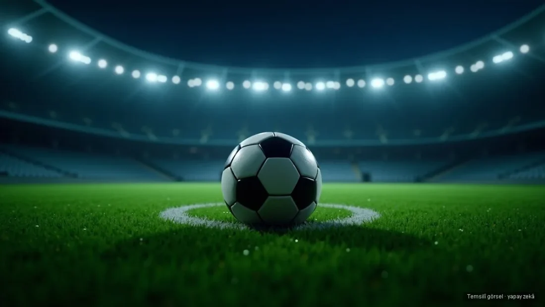 Gece stadyumunda çim sahada futbol topu — 2026 Dünya Kupası yarı final