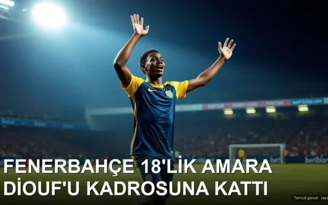 Gol sevinci yaşayan genç forvet, lacivert sarı forma