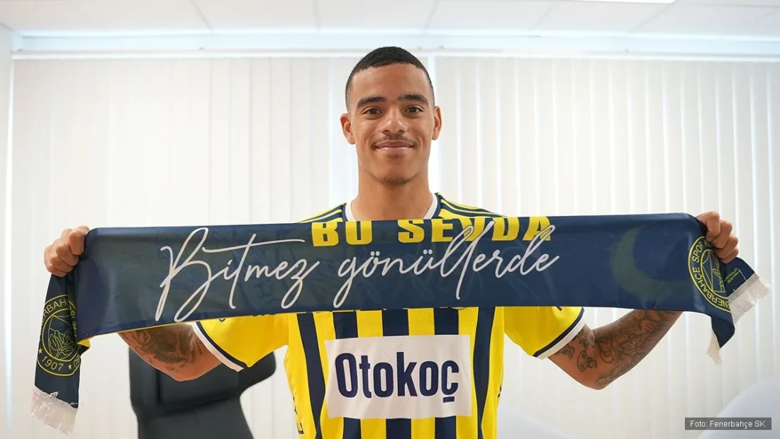 Mason Greenwood Fenerbahçe forması ve atkısıyla imza töreninde