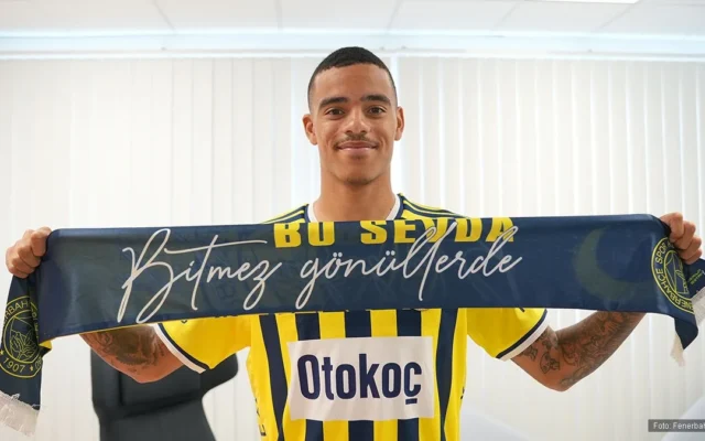 Mason Greenwood Fenerbahçe forması ve atkısıyla imza töreninde