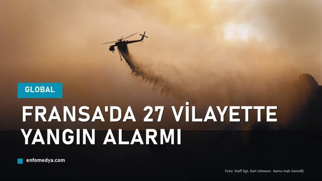 Yangın söndürme helikopteri alevlere su bırakıyor — Fransa orman yangınları