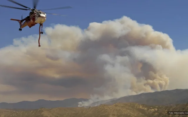 Söndürme helikopteri ve orman yangını dumanı — İtalya afetlerle mücadele ediyor