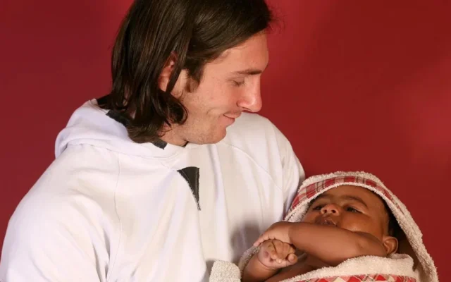 2007 Barcelona hayır çekiminde Messi bebek Lamine Yamal'ı kucağında tutuyor