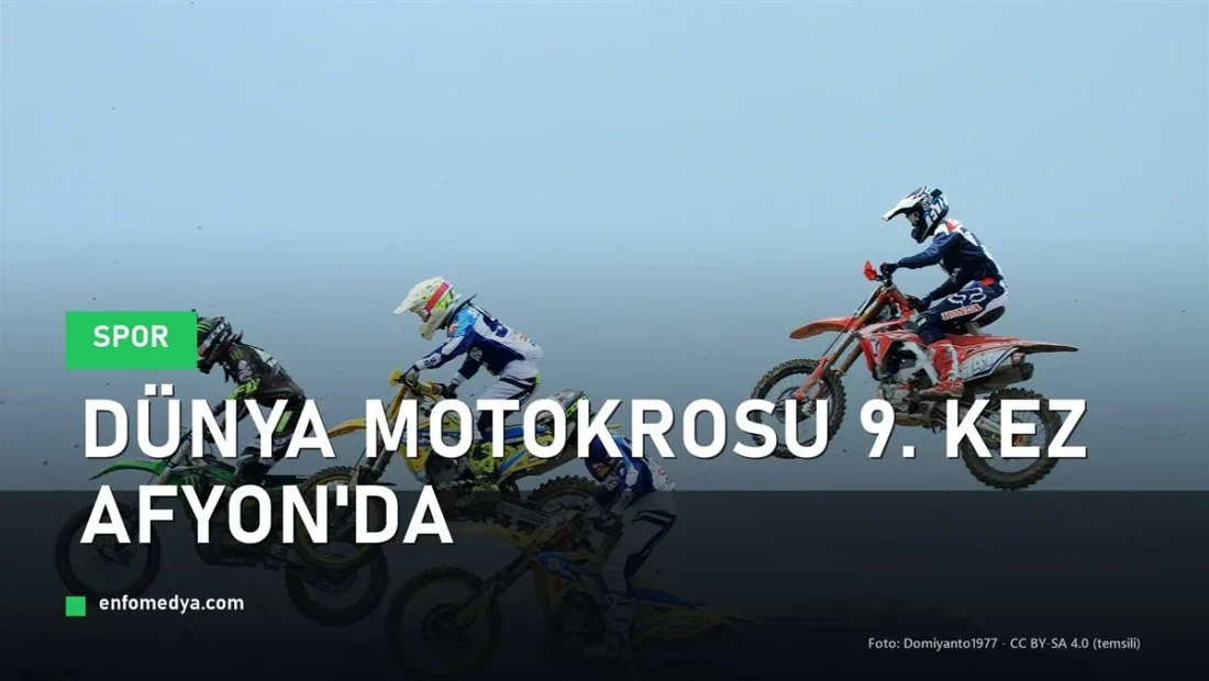 Motokros pilotlari havada siçrama yaparken - MXGP Turkiye Afyon temsili