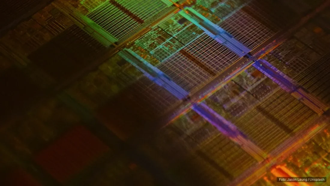 Yarı iletken çip yakın plan — TSMC rekor çeyrek geliri