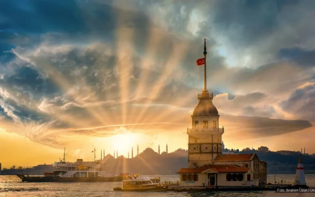 İstanbul Kız Kulesi ve Boğaz manzarası — Türkiye turizmde dünyada 4.