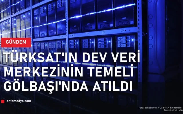 Mavi ışıklı sunucu raflarıyla bir veri merkezi salonu (temsilî)