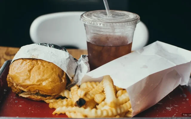 Hamburger, patates kızartması ve kola — ultra işlenmiş gıda ve sağlık