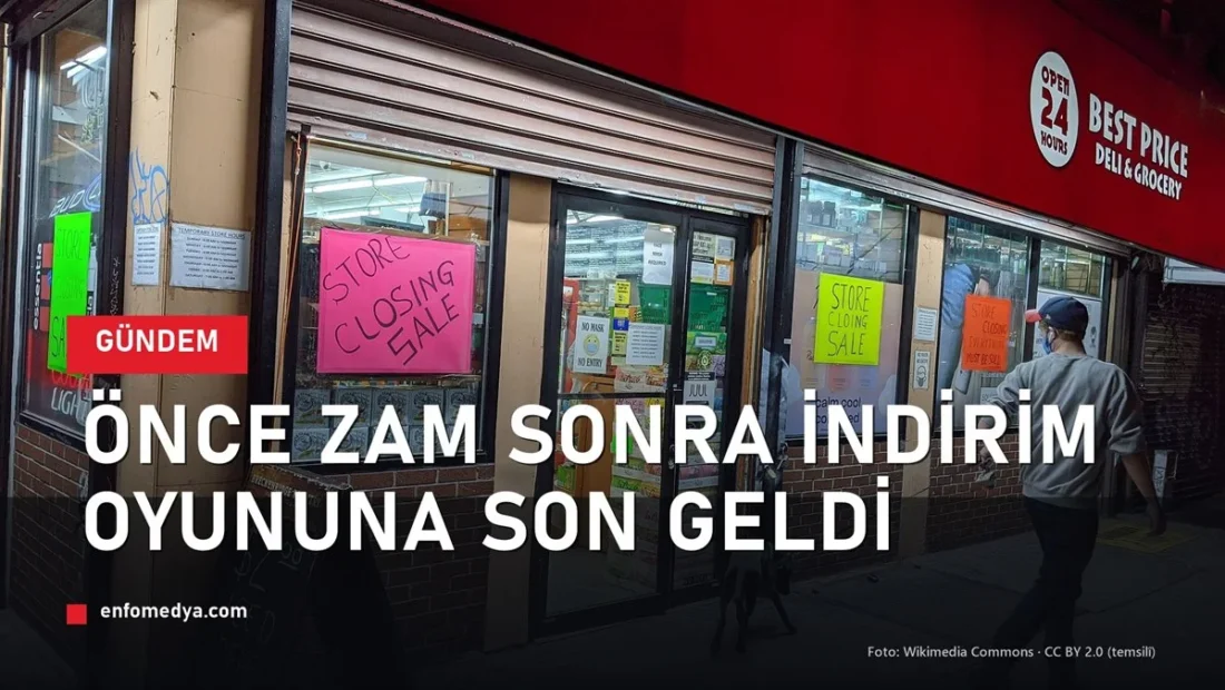 Mağaza vitrininde indirim tabelaları — sahte indirime karşı fiyat şeffaflığı