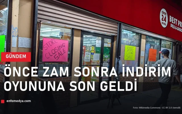 Mağaza vitrininde indirim tabelaları — sahte indirime karşı fiyat şeffaflığı